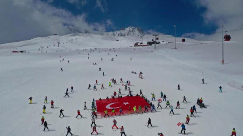 Tüm Şehitlerimiz Anısına Erciyes'te dev bayraklı anma